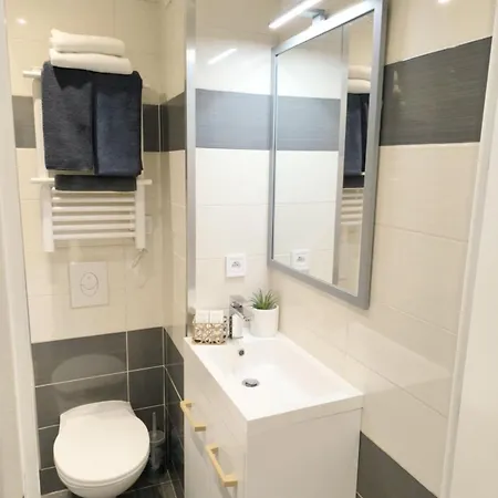 Escapade Cosy Avec Piscine Au Centre-ville - Ideal Pour Couples Et Professionnels Appartamento *